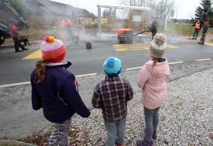 ASFALTIRANJE AVTOBUSNEGA POSTAJALIŠČA SVETI VID 00 FOTO LJUBO VUKELIČ